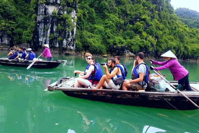 Cong Do Sleeping Area – Vung Vieng fishing village – Hon Gai Harbor (B/L)