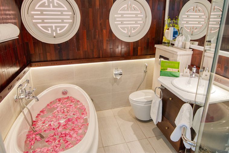 Au-Co-Suite-Bathroom